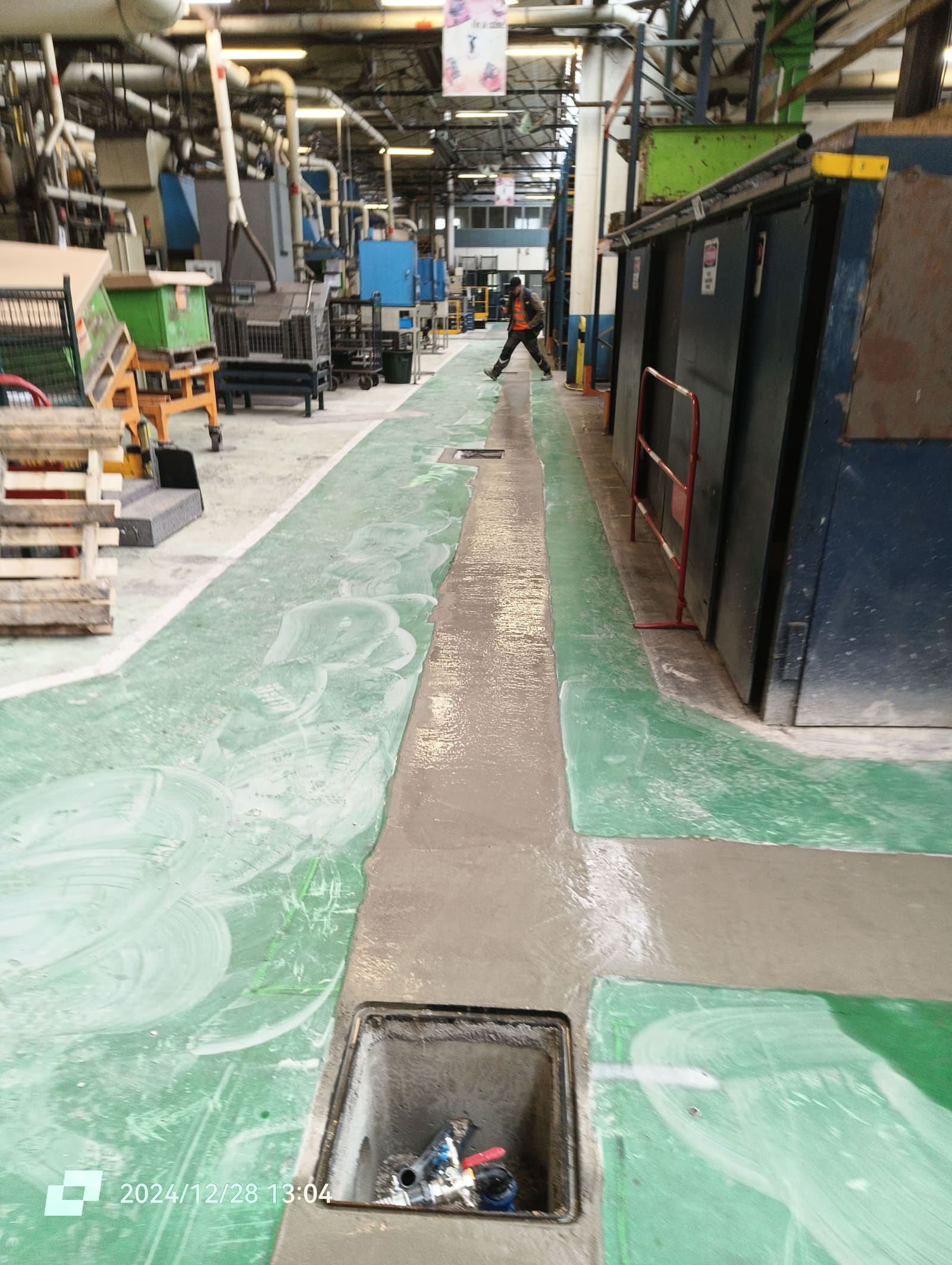 Bande de béton armé coulée et lissée dans une zone de circulation d’un site industriel