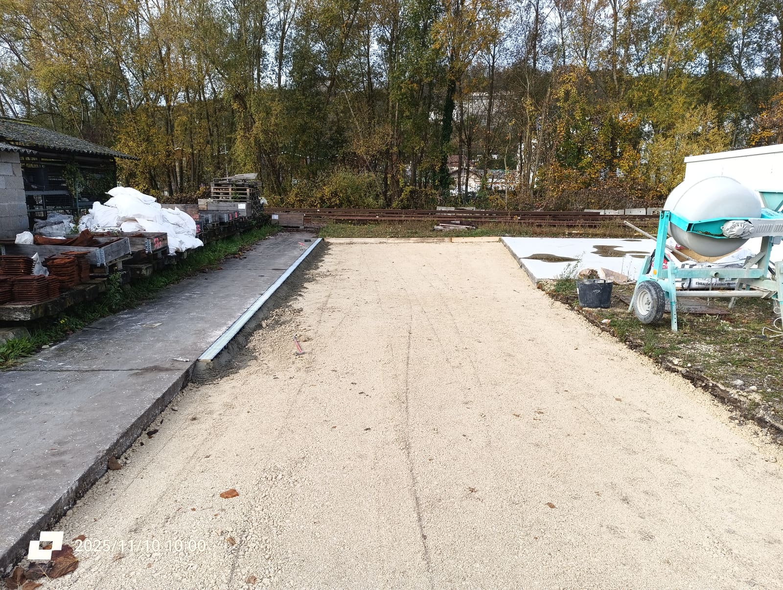 Fond de forme en grave compactée et bordures coffrées, prêt pour le coulage d’une dalle en béton armé le long des voies