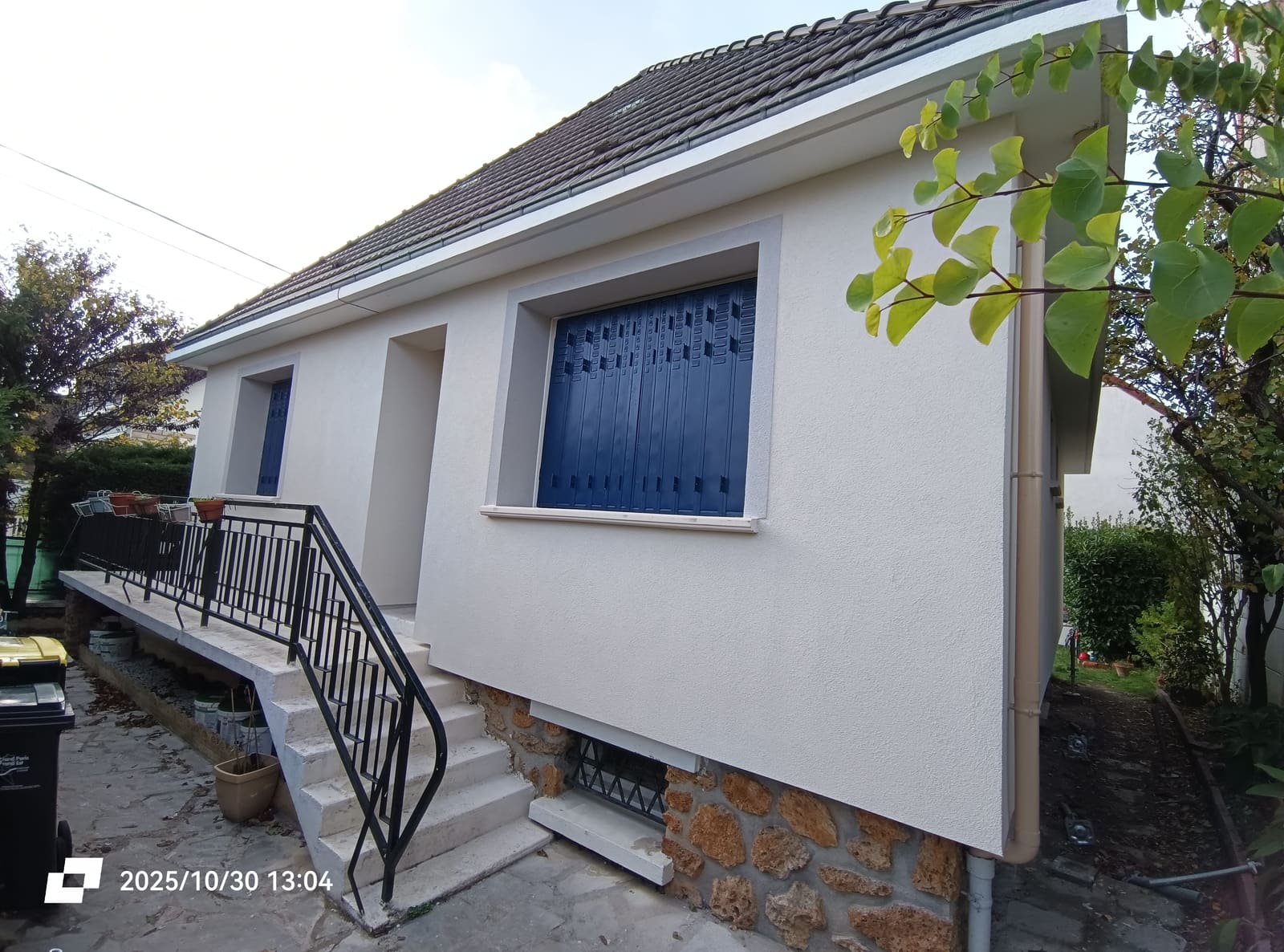 Façade de maison terminée après une isolation par l’extérieur financée en partie par MaPrimeRénov’
