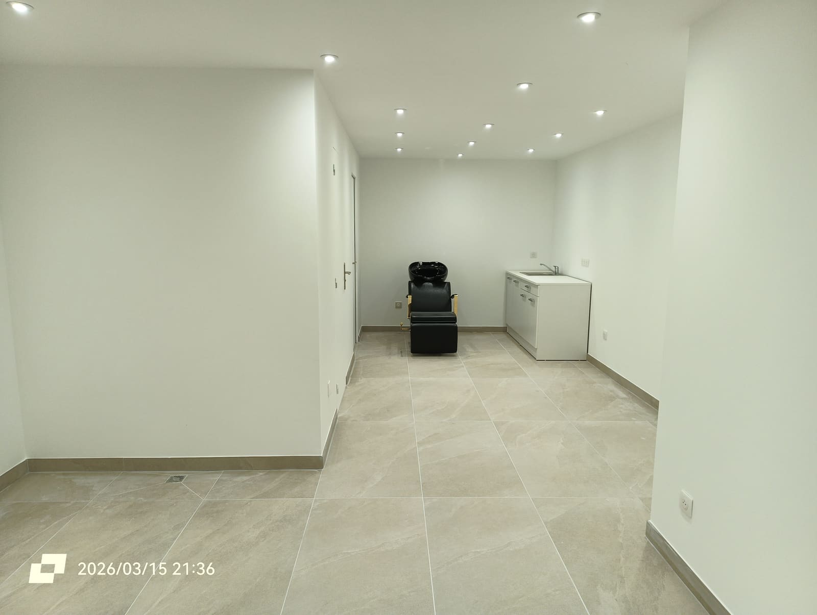 Pièce de vie rénovée avec carrelage grand format et cloisons neuves